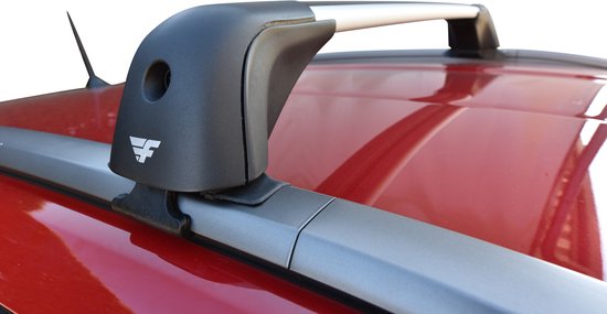 Zwarte dakdragerpoot met wit logo op rode auto dak.