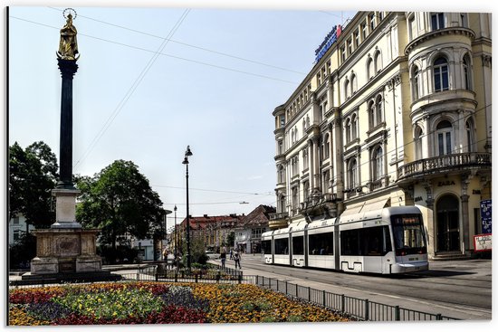 Dibond - Tram Rijdend bij Wit Gebouw - 60x40 cm Foto op Aluminium (Met Ophangsysteem)