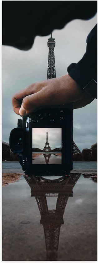 Poster Glanzend – Fotocamera voor Eiffeltoren, Parijs - 20x60 cm Foto op Posterpapier met Glanzende Afwerking