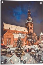 Tuinposter – Gebouw - Kerk - Kraampjes - Markt - Mensen - Kerstboom - Sneeuw - 50x75 cm Foto op Tuinposter (wanddecoratie voor buiten en binnen)