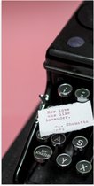 Poster Glanzend – Quote op Wit Papier Liggend op Zwarte Vintage Typemachine op Roze Achtergrond - 50x100 cm Foto op Posterpapier met Glanzende Afwerking