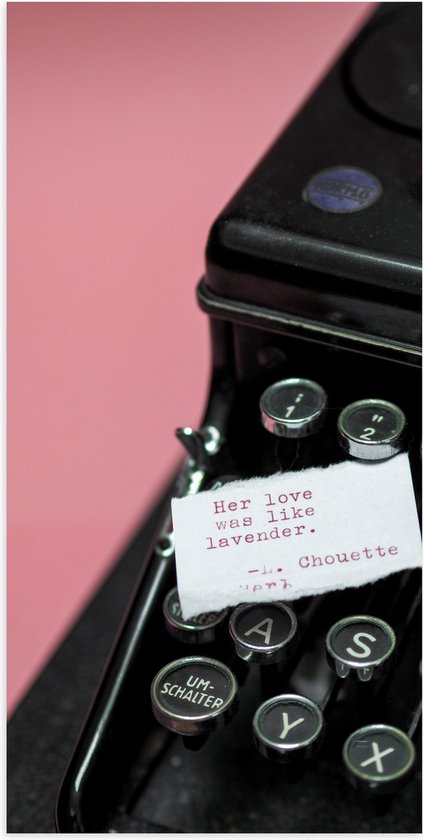 Poster (Mat) - Quote op Wit Papier Liggend op Zwarte Vintage Typemachine op Roze Achtergrond - 50x100 cm Foto op Posterpapier met een Matte look