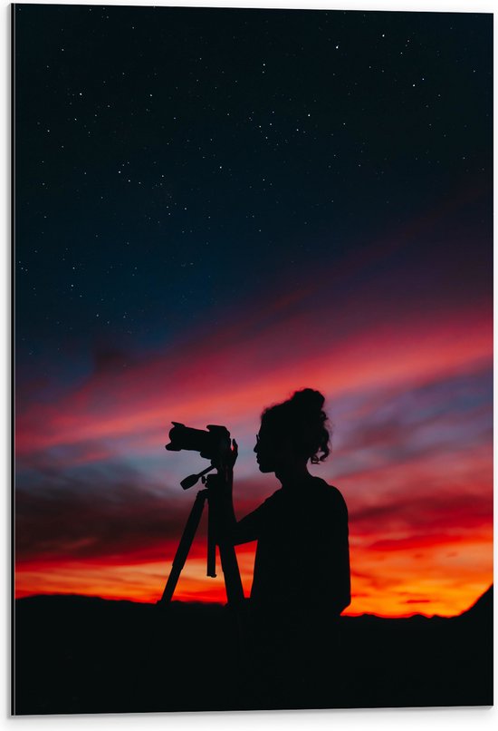 Dibond - Silhouet van Vrouw achter Camera bij Zonsondergang - 40x60 cm Foto op Aluminium (Met Ophangsysteem)