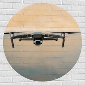 Muursticker Cirkel - Drone Vliegend boven het Meer - 100x100 cm Foto op Muursticker