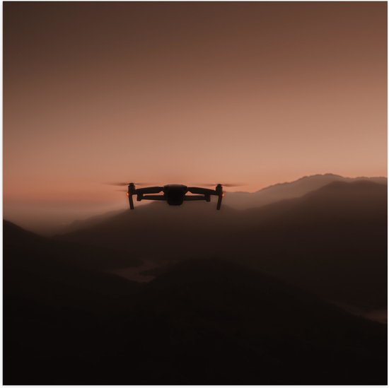 Poster Glanzend – Silhouet van Drone Vliegend door de Bergen - 50x50 cm Foto op Posterpapier met Glanzende Afwerking