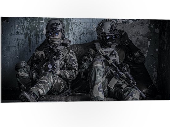 PVC Schuimplaat - Twee Rustende Soldaten - 100x50 cm Foto op PVC Schuimplaat (Met Ophangsysteem)