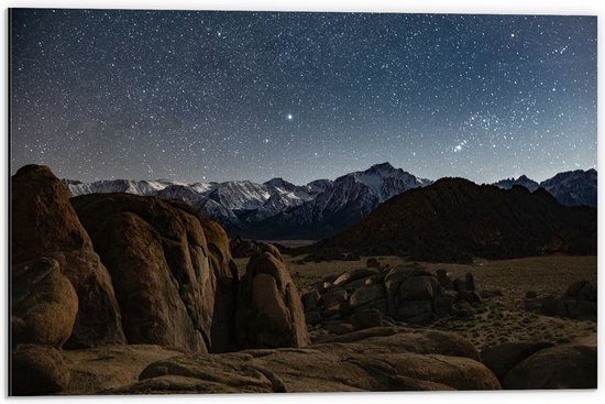 Dibond - Stenen met Besneeuwde Bergen op de Achtergrond - 60x40 cm Foto op Aluminium (Met Ophangsysteem)