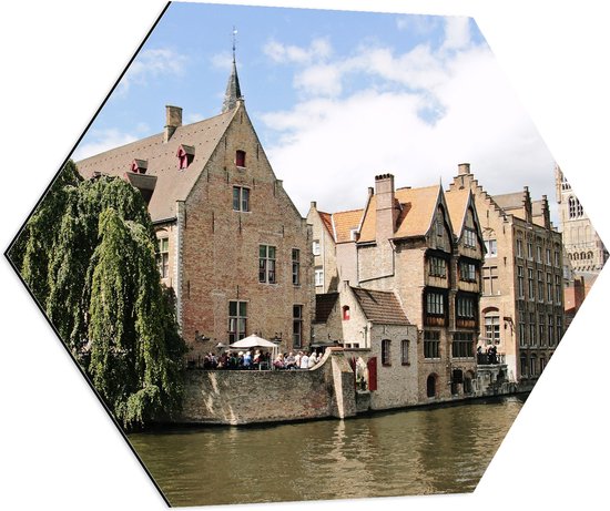 Dibond Hexagon - Stenen Huisjes aan het Water in Brugge, België - 80x69.6 cm Foto op Hexagon (Met Ophangsysteem)