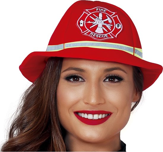 Close-up van een vrouw met rode brandweerhelm met "FIRE RESCUE"-logo en reflecterende strepen.
