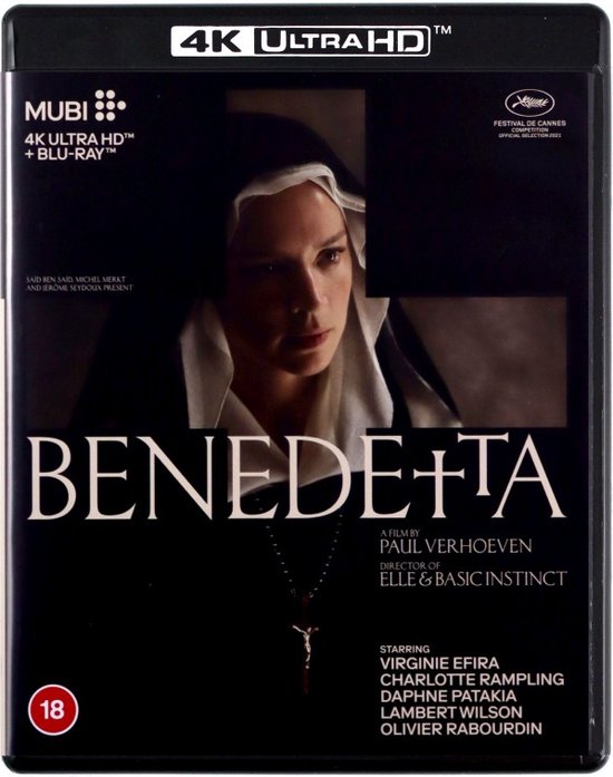 Een close-up van een non met de titel 'BENEDETTA' en een rozenkrans om haar nek.