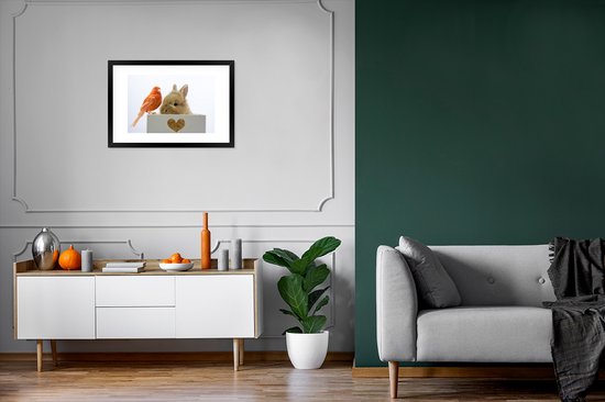Photo en cadre - Bébé lapin avec un cadre photo oiseau rouge noir avec passe-partout blanc 40x60 60x40 cm - Affiche sous cadre (Décoration murale salon / chambre)