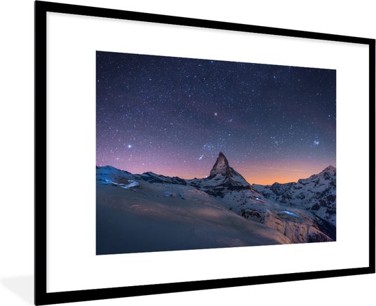 Fotolijst incl. Poster - Nacht boven het landschap tijdens de winter van Zwitserse Matterhorn - 120x80 cm - Posterlijst