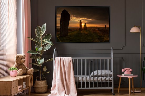 Photo en cadre - Un coucher de soleil avec des roches de la préhistoire cadre photo noir 120x80 cm - Affiche sous cadre (Décoration murale salon / chambre)
