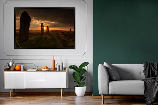 Photo en cadre - Un coucher de soleil avec des roches de la préhistoire cadre photo noir 120x80 cm - Affiche sous cadre (Décoration murale salon / chambre)