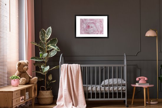 Photo en cadre - Gros plan et vue de dessus d'un cadre photo pivoine rose noir avec passe-partout blanc 60x40 cm - Affiche sous cadre (Décoration murale salon / chambre)