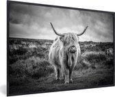 Fotolijst incl. Poster - Schotse hooglander - Dieren - Wolken - Koe - Natuur - 90x60 cm - Posterlijst