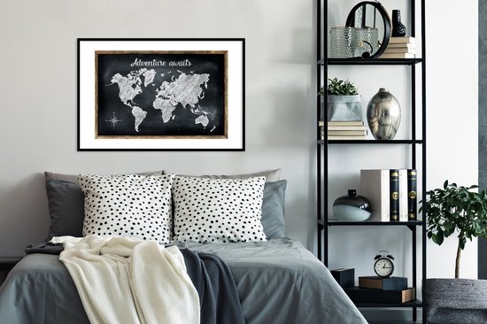 Carte du monde Witte avec des rayures sur un tableau noir et la citation Aventure vous attend 90x60 cm
