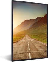 Photo encadrée - Belle route entre les montagnes au coucher du soleil dans cadre photo Glen Coe noir 40x60 cm - Affiche encadrée (Décoration murale salon / chambre)