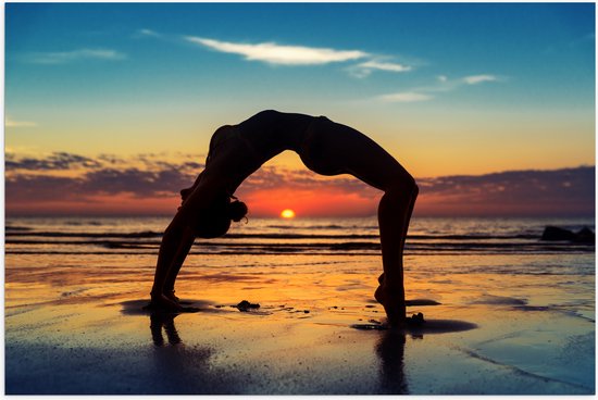 Poster (Mat) - Vrouw in Yoga Positie op het Strand bij Ondergaande Zon - 120x80 cm Foto op Posterpapier met een Matte look