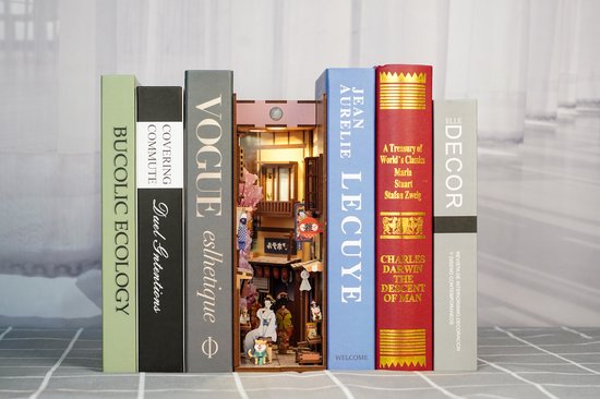 Boeken in de boekenkast van het hoek book nook bouwpakket van Rolife en Monique heeft tips! | Nederland