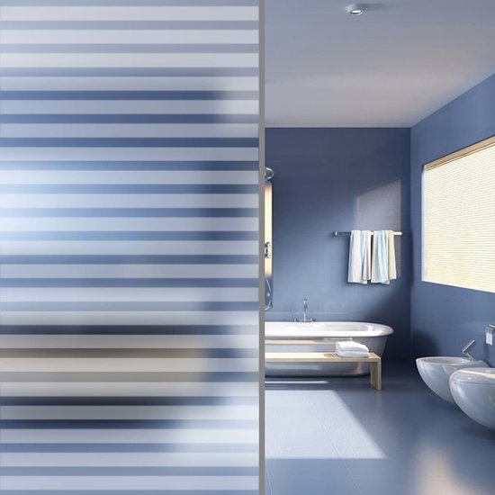 Badkamer met blauwe tegels en een raam met horizontale blauw-witte strepen