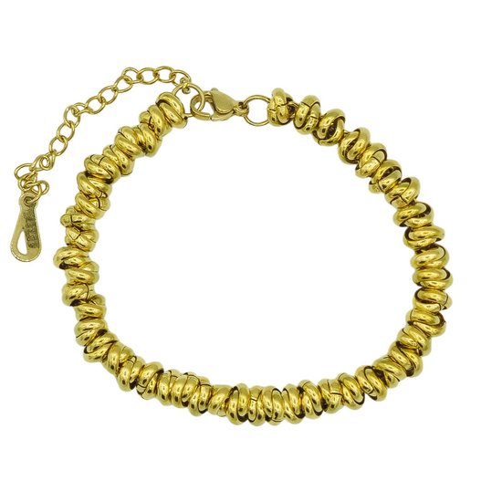 Bracelet doré avec des maillons torsadés ressemblant à des perles et une chaîne d'extension.