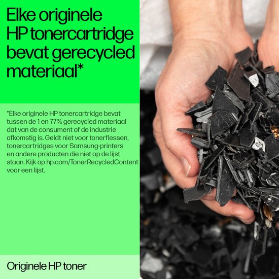 Pièces de toner recyclées dans les mains d'une personne. Chaque cartouche de toner HP d'origine contient des matériaux recyclés.