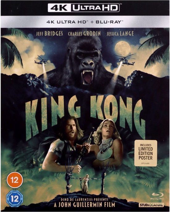 De voorkant van de King Kong 4K Ultra HD Blu-ray hoes met een afbeelding van King Kong boven Jeff Bridges en Jessica Lange, met helikopters en een poster-sticker.
