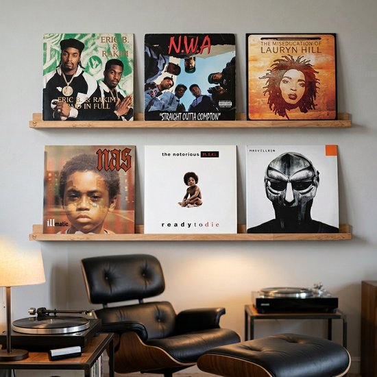 Zes klassieke hiphop LP's op twee houten planken: 'Full Scale', 'Straight Outta Compton', 'The Miseducation...', 'Illmatic', 'Ready to Die', 'MM..Food'.