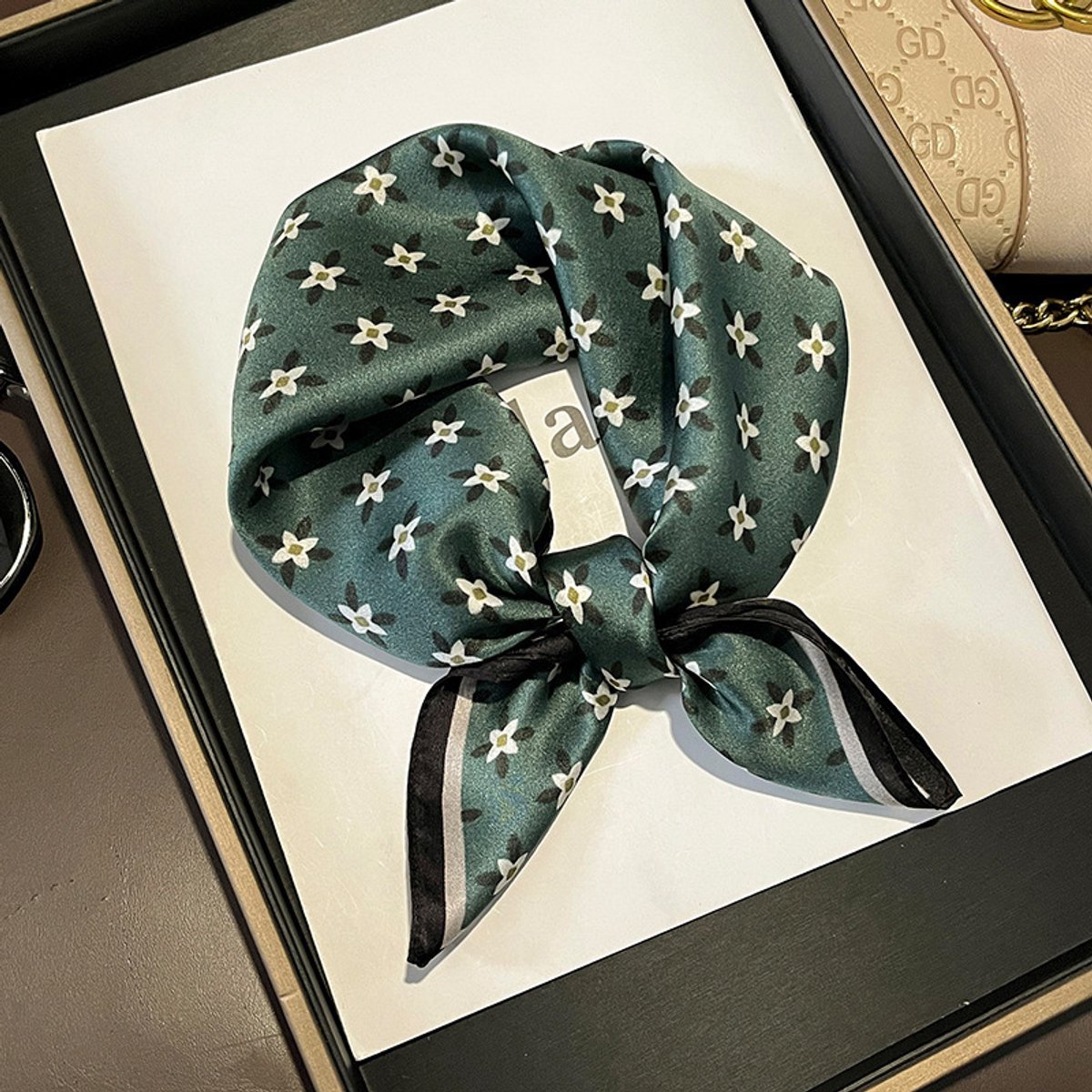 Dames Sjaal - Sjaals - Stola - Vierkante doek - Elegant Stijlvol Dames haar sjaal - Satijn zijde - Hals sjaaltje - Sjaaltje Satijn - Neksjaaltje - Omslagdoek Modesjaals - Neksjaal - Dames Halsdoek -Dame - 15227 - Hoofdafbeelding, 53*53 cm