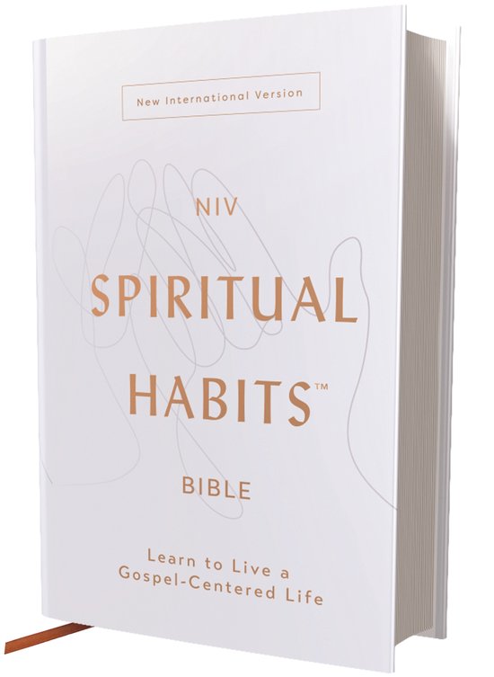 Witte NIV Spiritual Habits Bijbel met koperkleurige tekst en een grafische weergave van handen in gebed. Leren leven vanuit een evangeliegericht leven.