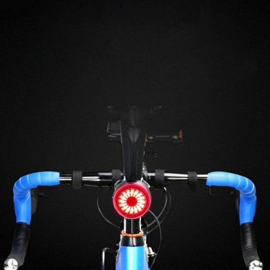 Fiets Achterlicht - Waarschuwingslamp LED - Veiligheidswaarschuwing Fietsen - Intelligente Sensor - 4 x 3 x 3 cm - Zilver — afbeelding 2