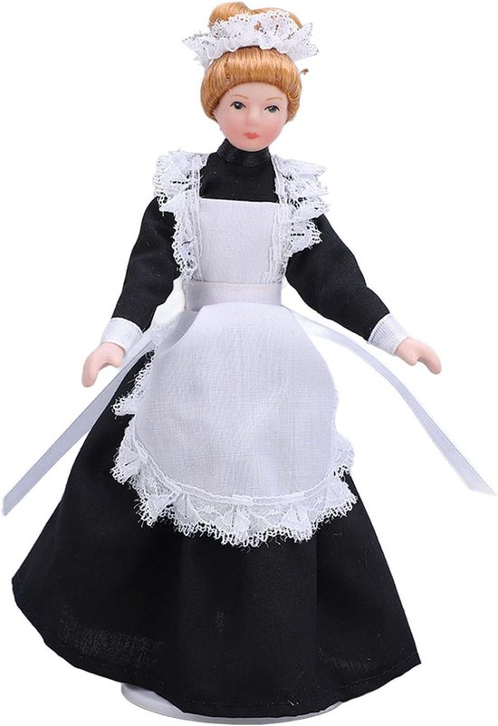 Miniatuur pop in zwart-witte dienstbodekleding met witte kanten franje op schort en hoedje.