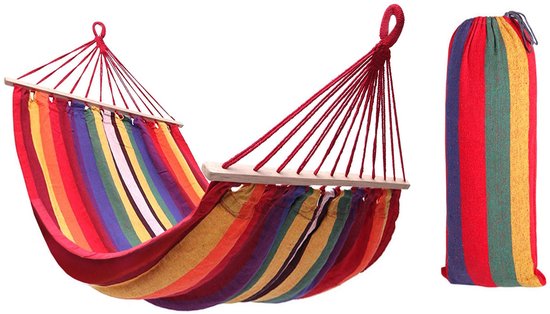 Un hamac pliable avec barre d'écartement, à rayures rouges, oranges, jaunes, vertes, violettes et bleues, avec un sac de transport assorti.
