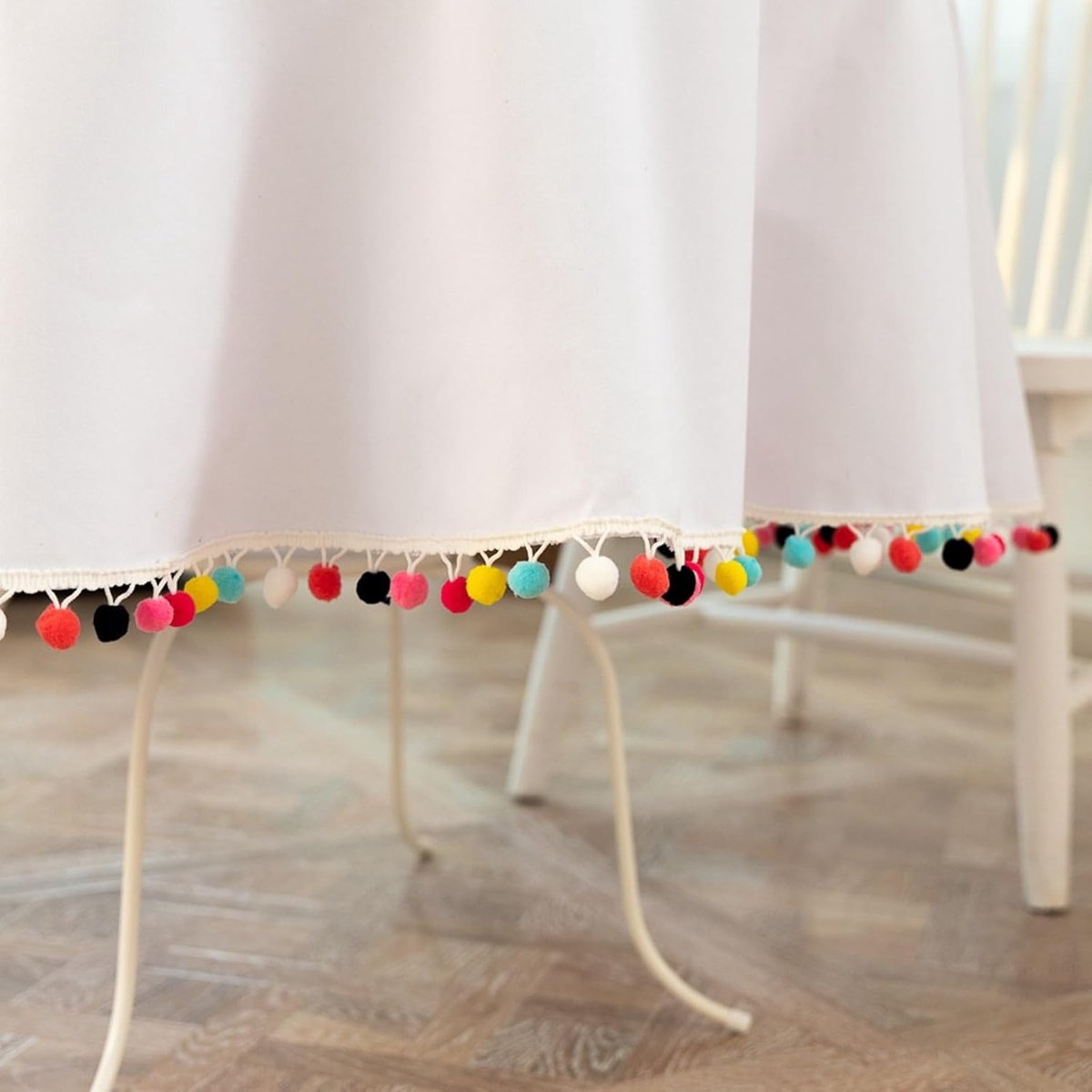 Tafelkleed rond - Linnenlook kleed - Tafel decoreren - Kleurrijke pompons - 120 cm - Wit