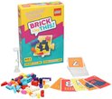 LEGO Brick Like This! spel met gekleurde steentjes, kaarten en zandloper op witte achtergrond.