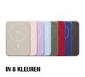 Negen magnetische powerbanks in verschillende kleuren op witte achtergrond.
