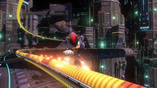 Shadow the Hedgehog, met zwarte en rode vacht, rent op een gele en rode baan, met futuristische gebouwen op de achtergrond.