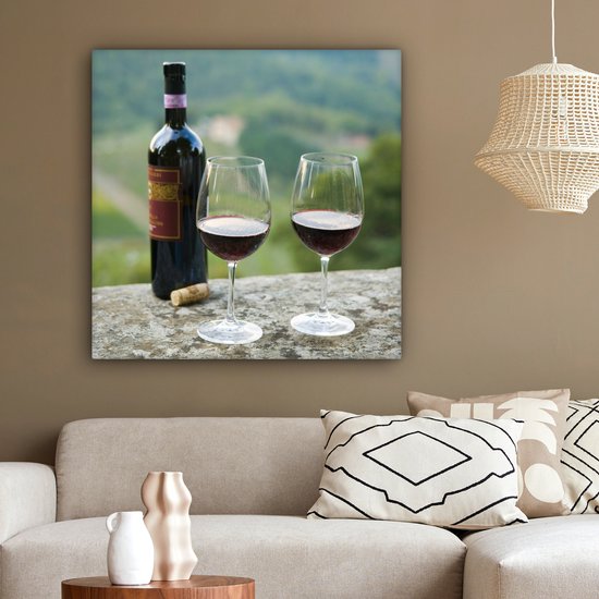 Peinture sur Toile Bouteille de Vin rouge avec Vignes de Sangiovese en Arrière-Plan - 90x90 cm - Décoration Décoration murale