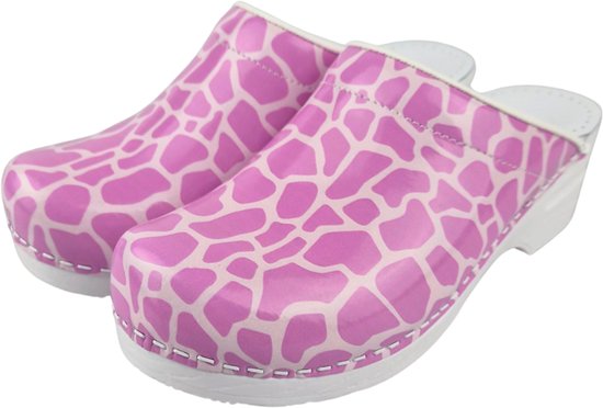 Paar roze klompen met wit giraffeprint, witte zool en witte stiksels.