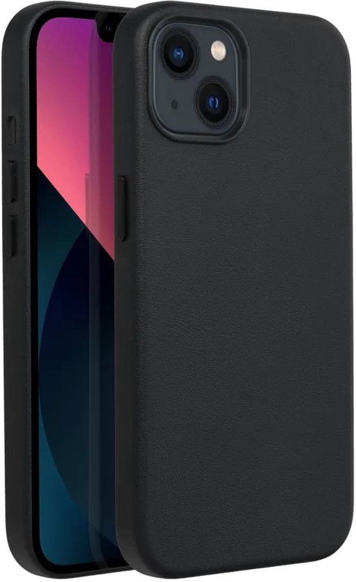 Zwarte, leren telefoonhoes voor iPhone 13 Mini. De telefoon zit er deels in en de camera is zichtbaar.
