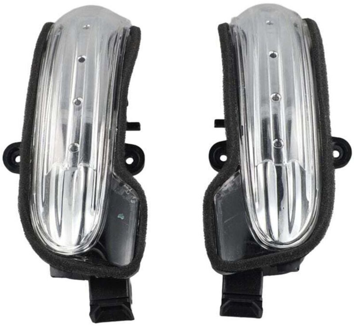De richtingaanwijzers in de linker- en rechterbuitenspiegel zijn geschikt voor de Mercedes-Benz C-Klasse W203 (2001-2007).