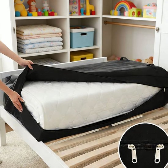 Zwarte matras beschermhoes met handvatten, geopend over een witte matras op een bed.