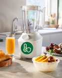 Witte Philips blender op aanrecht, met een glas jus d'orange en een kom fruit.