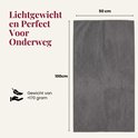 Donkergrijze microvezel handdoek, 50x100 cm, lichtgewicht (ca. 170 gram).