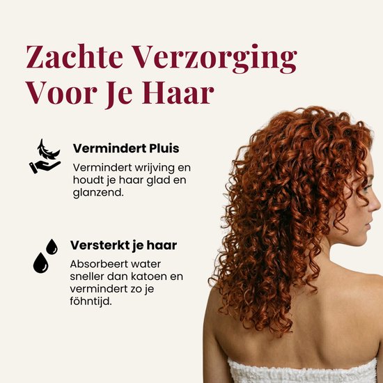 Vrouw met lange, krullende rode haren en een witte handdoek.