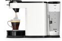 Witte Senseo Switch met één glazen Senseo-mok waarin koffie wordt gezet.