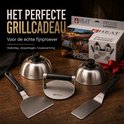Een barbecue-set met een burgerpers en twee deksels op een houten tafel, met een cadeauverpakking op de achtergrond.