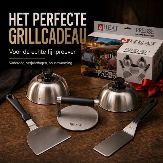 Een barbecue-set met een burgerpers en twee deksels op een houten tafel, met een cadeauverpakking op de achtergrond.