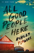 Boek 'All Good People Here' door Ashley Flowers. Rode schuur en twee gebouwen met een auto ervoor. Zonsondergang op de achtergrond.
